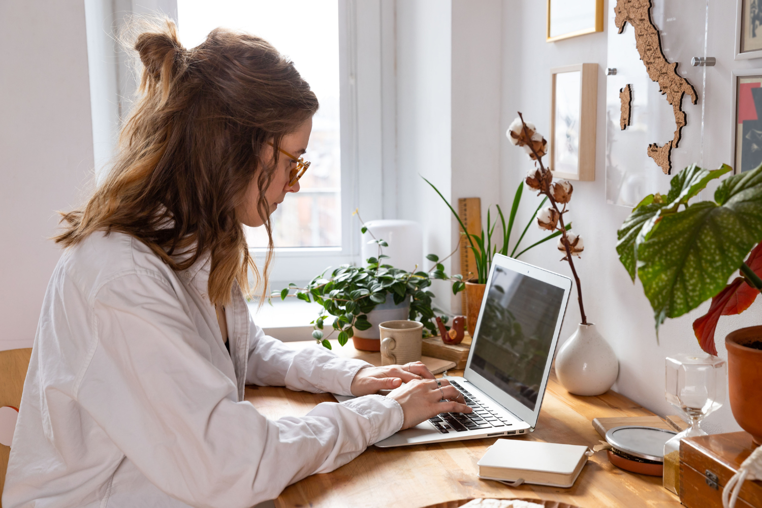 vrouw thuis achter laptop